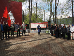 У памятника воинам - краснополянцам 