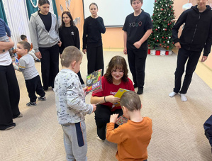 Активисты «Движения Первых» из Лобни поздравили ребят в Краснополянском доме ребенка
