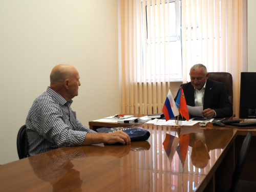 Депутаты ведут прием населения