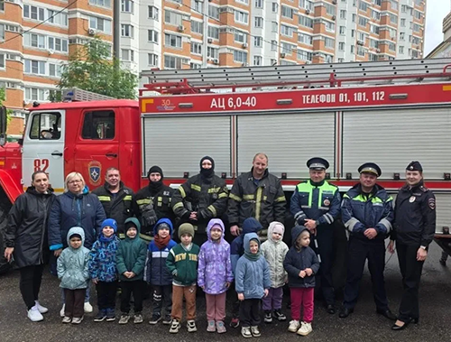 Госавтоинспекторы Лобни провели для дошкольников акцию «Безопасное лето»