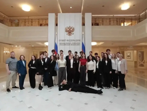 Для лобненских школьников организовали экскурсию в Совет Федерации