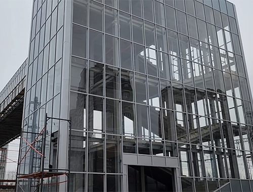 В Лобне завершили остекление нового надземного пешеходного перехода на Кольцевой улице