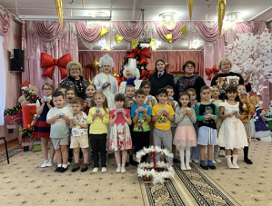 В Лобне сотрудник полиции и общественница поздравили детсадовцев с Новым годом