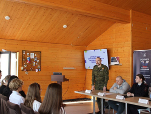 Полицейские в Лобне приняли участие в круглом столе со школьниками на тему «Актуальные вопросы противодействия терроризму» 