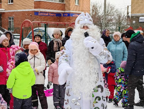 Игра в снежки и хороводы на Красной Поляне: праздники в Лобне продолжаются
