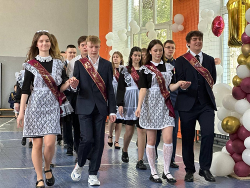 Последний звонок - трогательный праздник прощания с детством