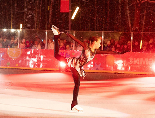 В Центральном парке Лобни зажглись звезды «Хрустального льда»