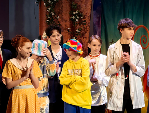 Ученики православной гимназии в Лобне поздравили жителей с Рождеством Христовым 