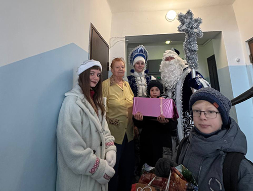 Новогоднее чудо: лобненские школьники подарили одиноким пенсионерам праздник и тепло