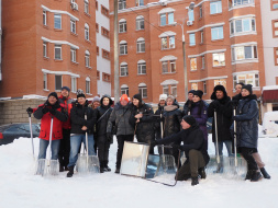 Депутаты приняли участие в городском субботнике 