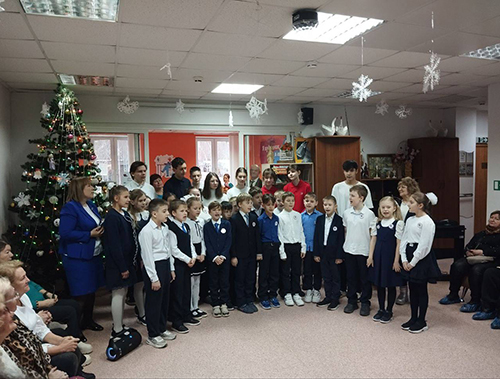 Школьники Лобни подарили новогоднее настроение старшему поколению