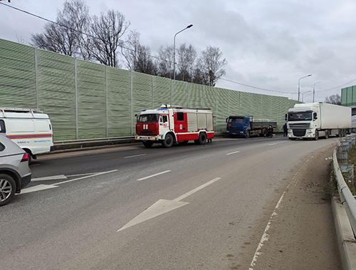 Лобненские городские службы оперативно ликвидировали последствия повреждения емкости, содержащей неконцентрированную азотную кислоту
