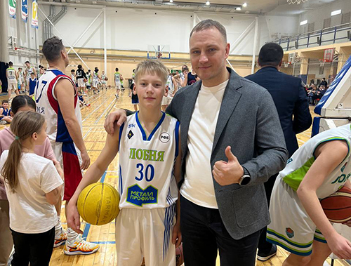 Юные баскетболисты Лобни завершили год праздничным матчем «Дети и родители»