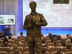 Подарок музею школы №7 преподнес  ее выпускник 