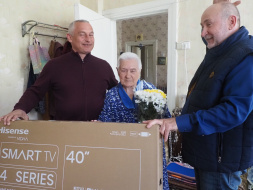 Накануне 9 Мая лобненцы поздравляют ветеранов Великой Отечественной войны.