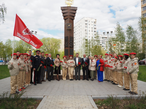 Депутаты возложили цветы к стеле «Населенный пункт воинской доблести»