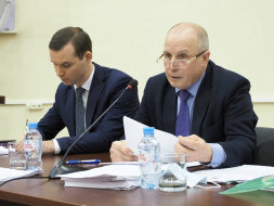 Депутаты продолжают работу в очной форме