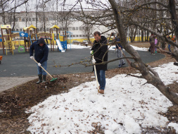 В первый апрельский субботник приводили в порядок общественные территории и дворы