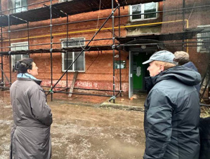 Глава Лобни оценила ход капитального ремонта дома № 4 по улице Текстильная 