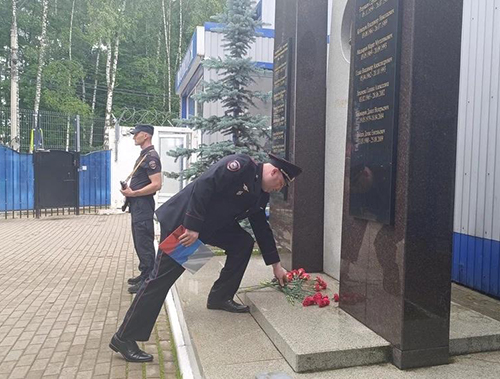 Полицейские Лобни в День памяти и скорби возложили цветы к мемориалу сотрудников-ветеранов Великой Отечественной войны