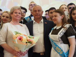  Депутаты поздравили выпускников с праздником Последнего школьного звонка 