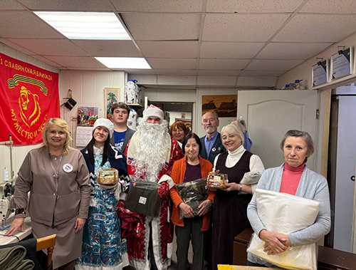 Молодогвардейцы из Лобни поздравили добровольцев центра «Свечной Блиндажик»