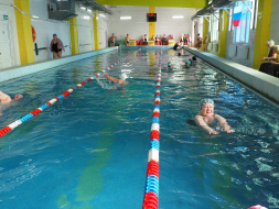 Водная дорожка бассейна на Силикатной на два часа стала  серебряной