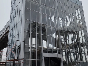 В Лобне завершили остекление нового надземного пешеходного перехода на Кольцевой улице