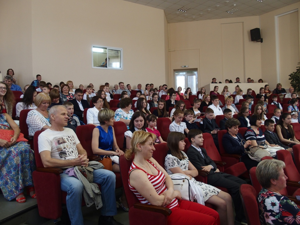 Глава города поздравил отличников Лобни с успешным завершением учебного года