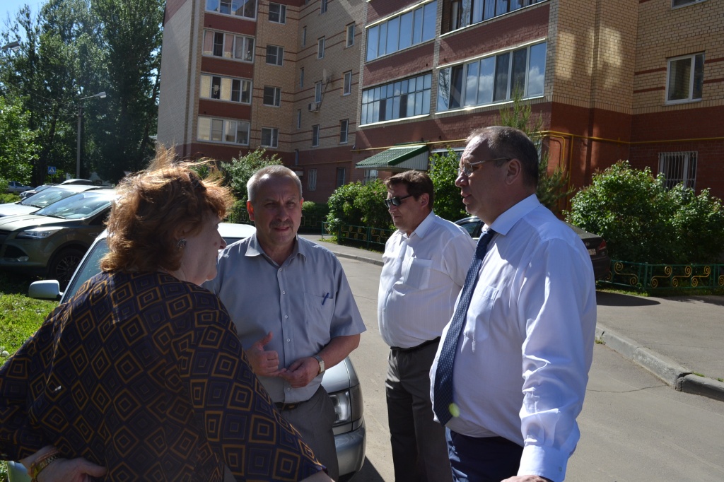 Осмотреть ход работ в сфере благоустройства на прошлой неделе приехал заместитель министра ЖКХ Московской области Алексей Беловодов. 