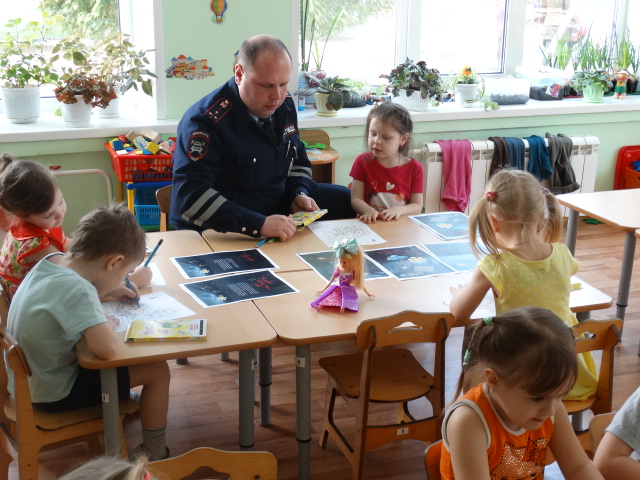 Сотрудники лобненского ОГИБДД встретились с маленькими пешеходами