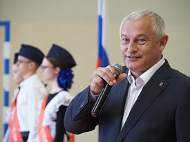 Депутаты поздравили школьников с Днем знаний