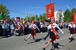 Парадные расчеты городских школ и общественных организаций прошли в торжественном шествии