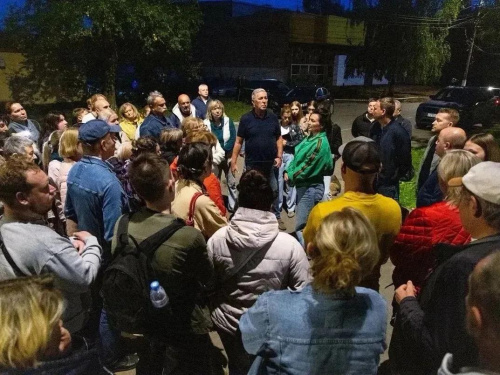 Глава Лобни встретилась с жителями дома в Научном городке, пострадавшего в результате пожара