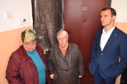Глава города с руководителями управляющих компаний проверил ход ремонтных работ в подъездах Глава города с руководителями управляющих компаний проверил ход ремонтных работ в подъездах
