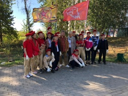 В сквере напротив памятника «Зенитное орудие» прошёл день волонтёрского труда