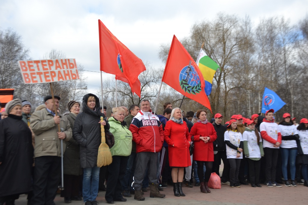 Участники субботника в парке
